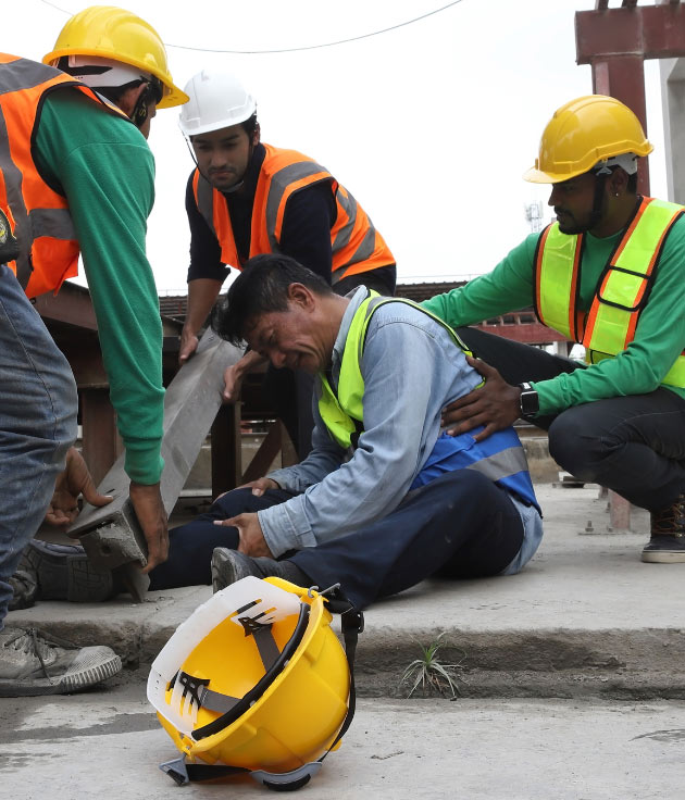 ny workers compensation lawyers near syracuse ny image of injured construction worker on the job