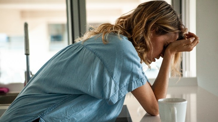 lost wage calculator and workers comp payment calculator woman holding her head in frustration