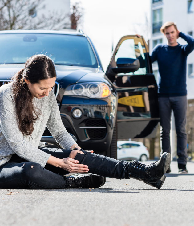 syracuse personal injury lawyers image of woman holding leg in pain after car accident